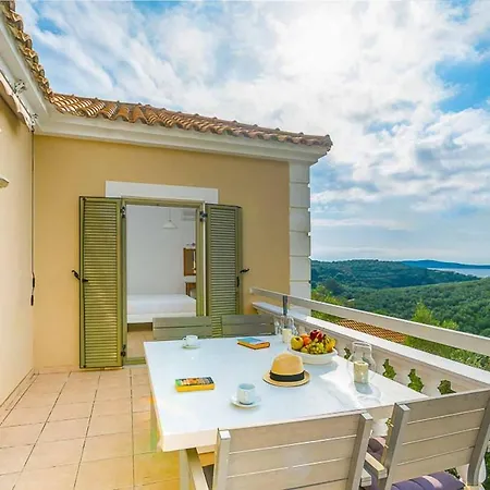 Arbutus Villa *